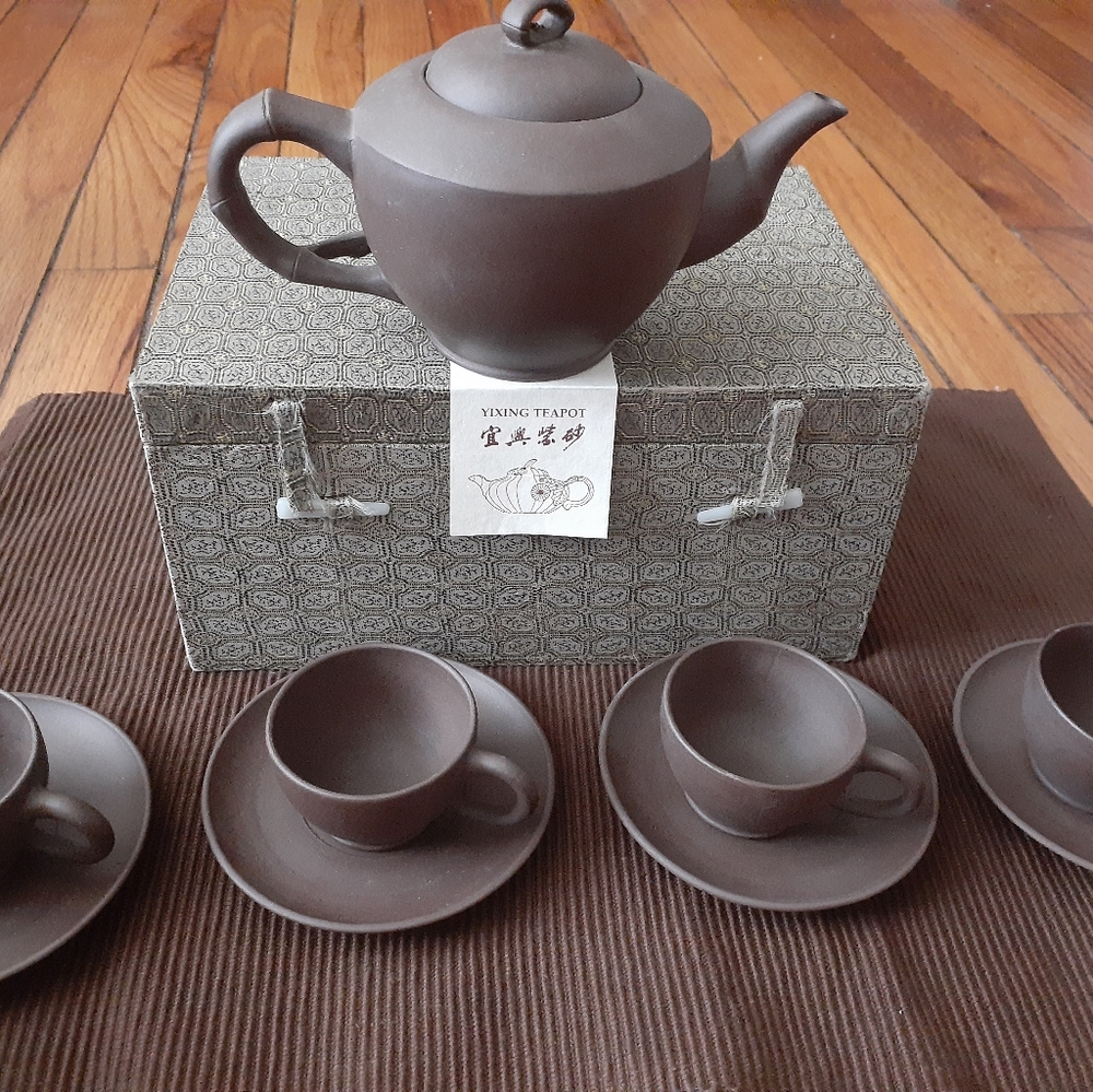 Authentic Yixing Clay with 4 cup/4 sauers Tea Set